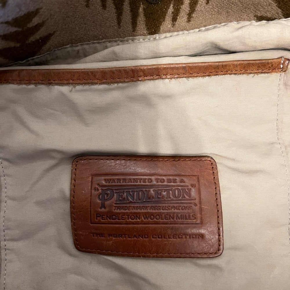 Pendleton used weekend bag light wear and tear - Picture 3 of 5
